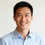 一位三十岁左右的男性体育媒体从业者陈先生的头像照片，穿着休闲衬衫面带微笑